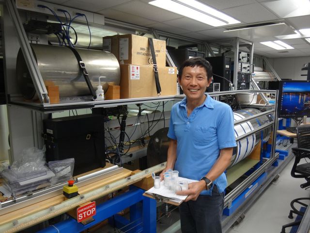 图片说明🦏：作者在“决心号”钻探船古地磁实验室超导磁力仪前开展测试研究工作